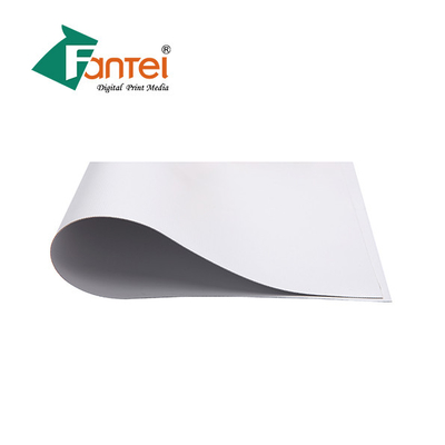 Yüksek Parlak Flex PVC Afiş Ruloları Yırtılma Direnci CMYK Tam Renkli Baskı